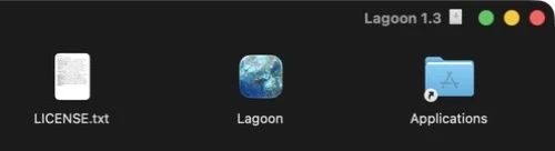 חלון ה-DMG של Lagoon על רקע כהה: שלושה אייקונים בשורה, LICENSE.txt, האייקון של Lagoon עם הלגונה, ותיקיית Applications הכחולה עם חץ קיצור