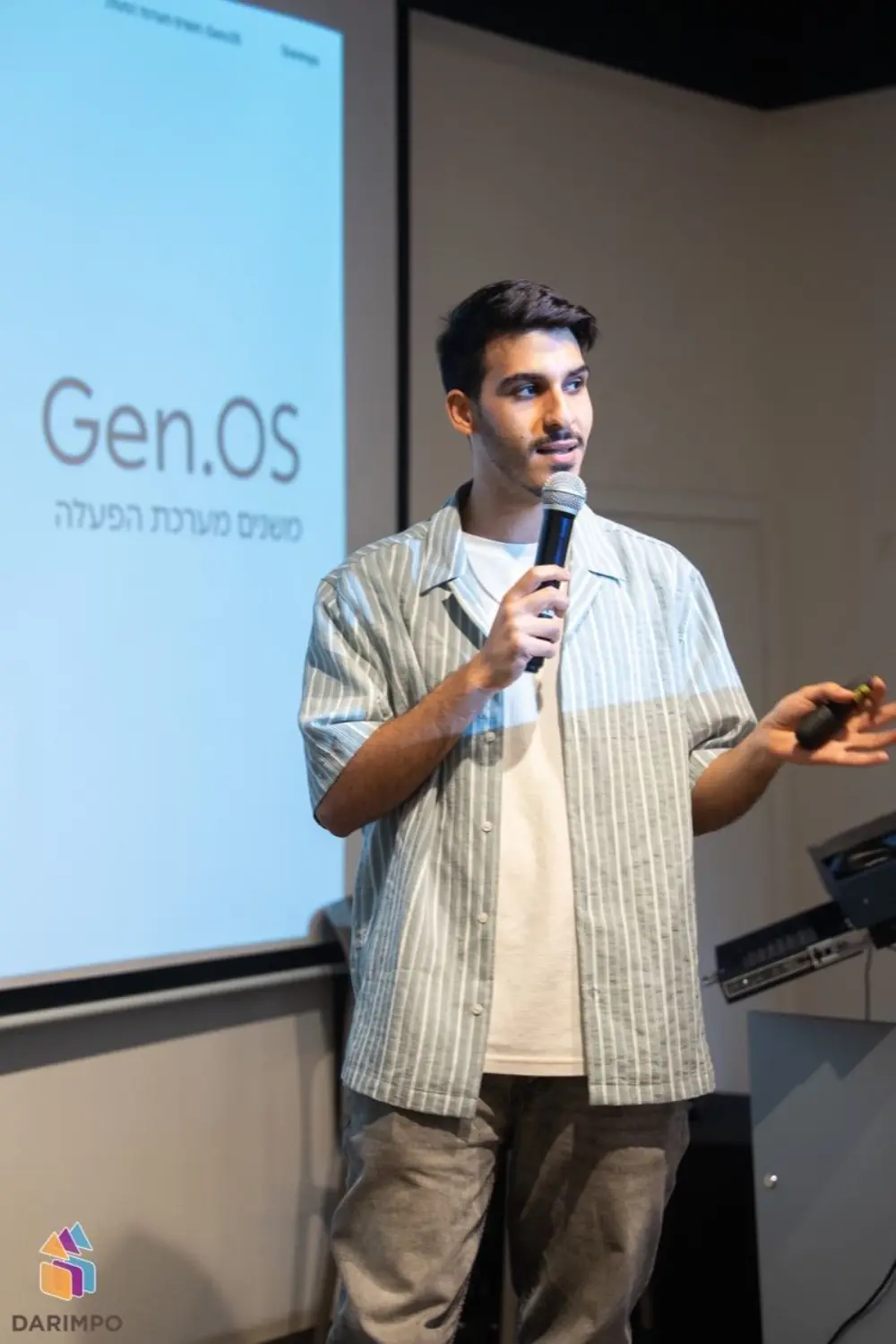 אביתר מרצה עם מיקרופון מול מצגת