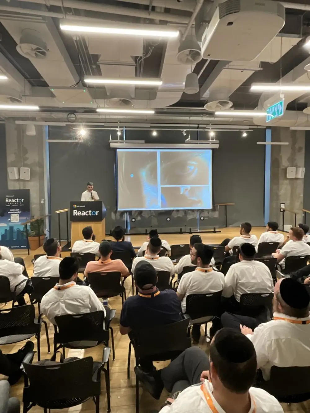 חדר מלא משתתפים בסדנה
